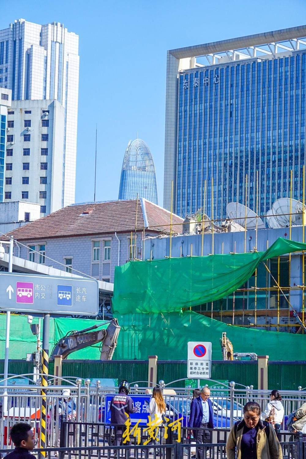 天龙大厦“与地面齐平”倒计时,两代“第一高楼”同框