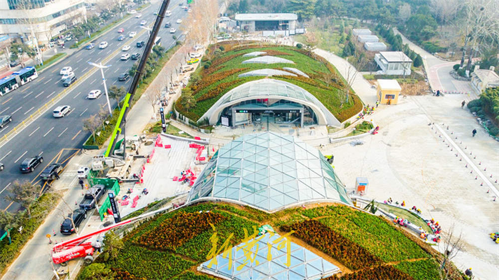 地铁4号线泉城公园站“挂牌”，出入口“披绿”融入公园景观