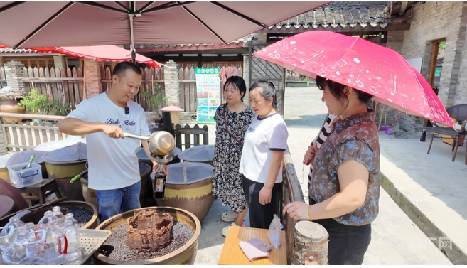 【习声回响·聆听温暖中国】蜀乡“战旗”红 坊间万象新