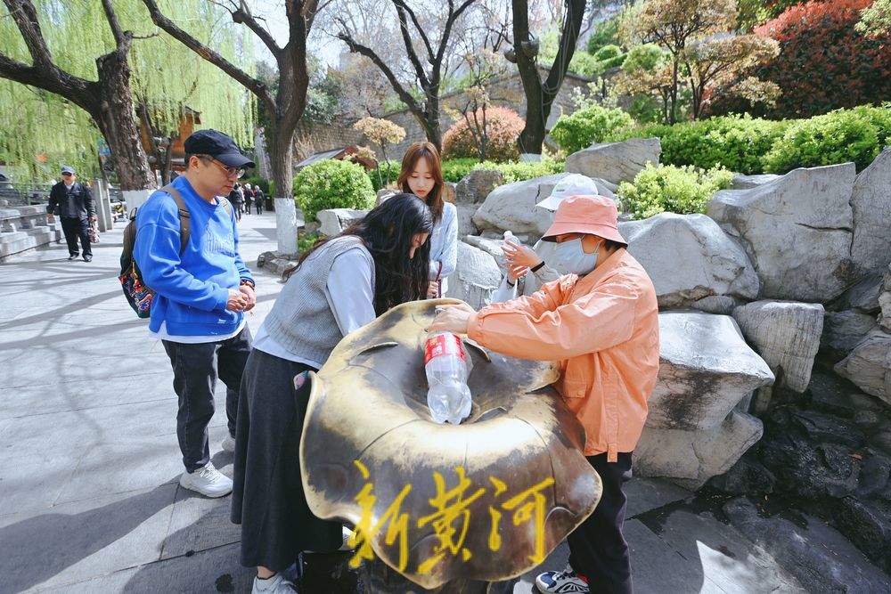 赏春新体验 护城河畔泉水直饮点市民游客络绎不绝