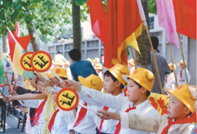 济南肖像丨一顶小黄帽 重启快乐童年