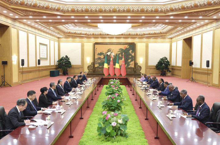 习近平会见刚果（布）总统萨苏