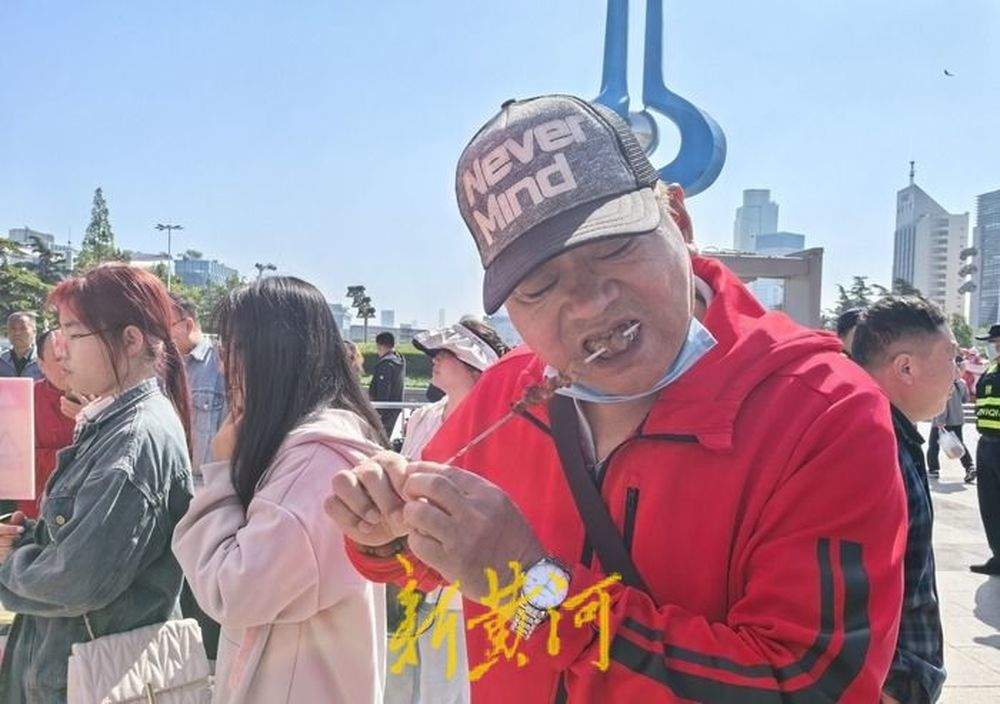 一小时狂销千串淄博烧烤燃爆展销会，食客排队争尝烟火气息