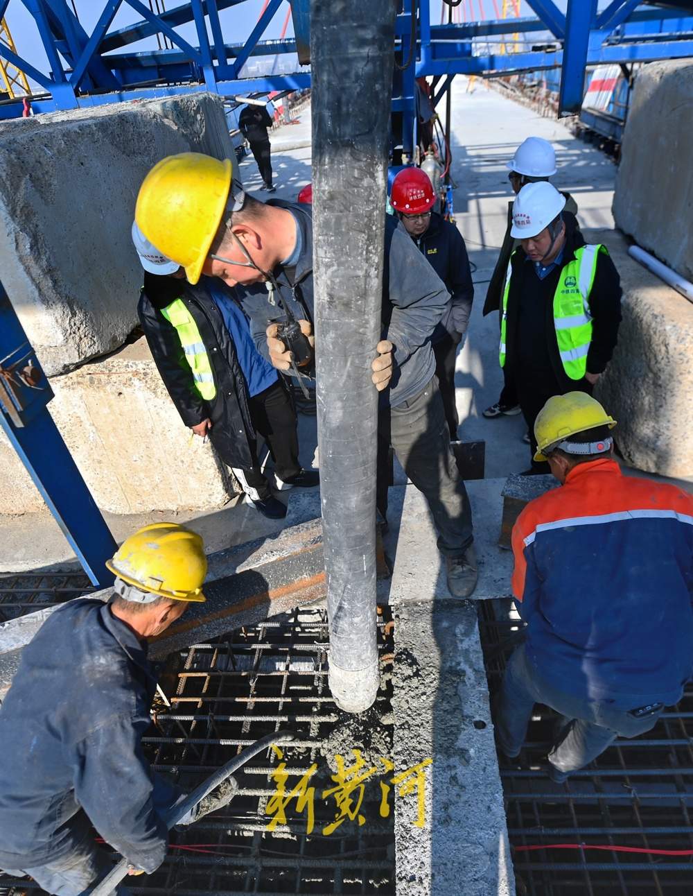 济滨高铁济南东特大桥200米矮塔斜拉桥顺利合龙