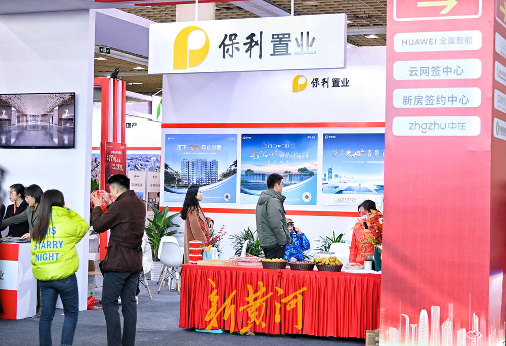 济南春季房展会今日开幕，有市民早上9点就携家带口来看房