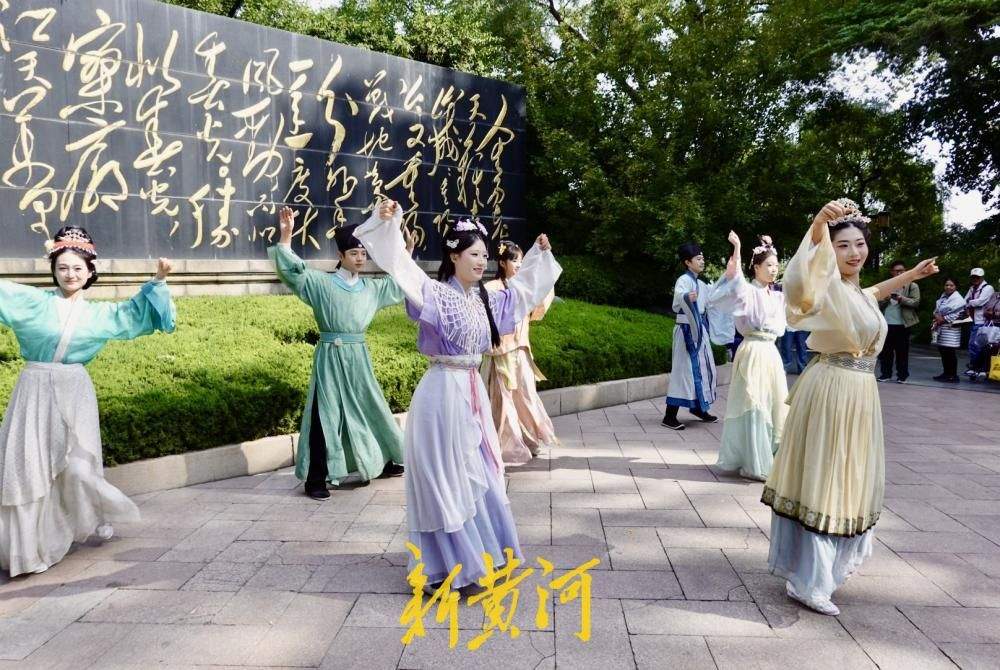 大明湖“趵突夜画·名士天团”古风巡游，舞者身着汉服沿湖起舞