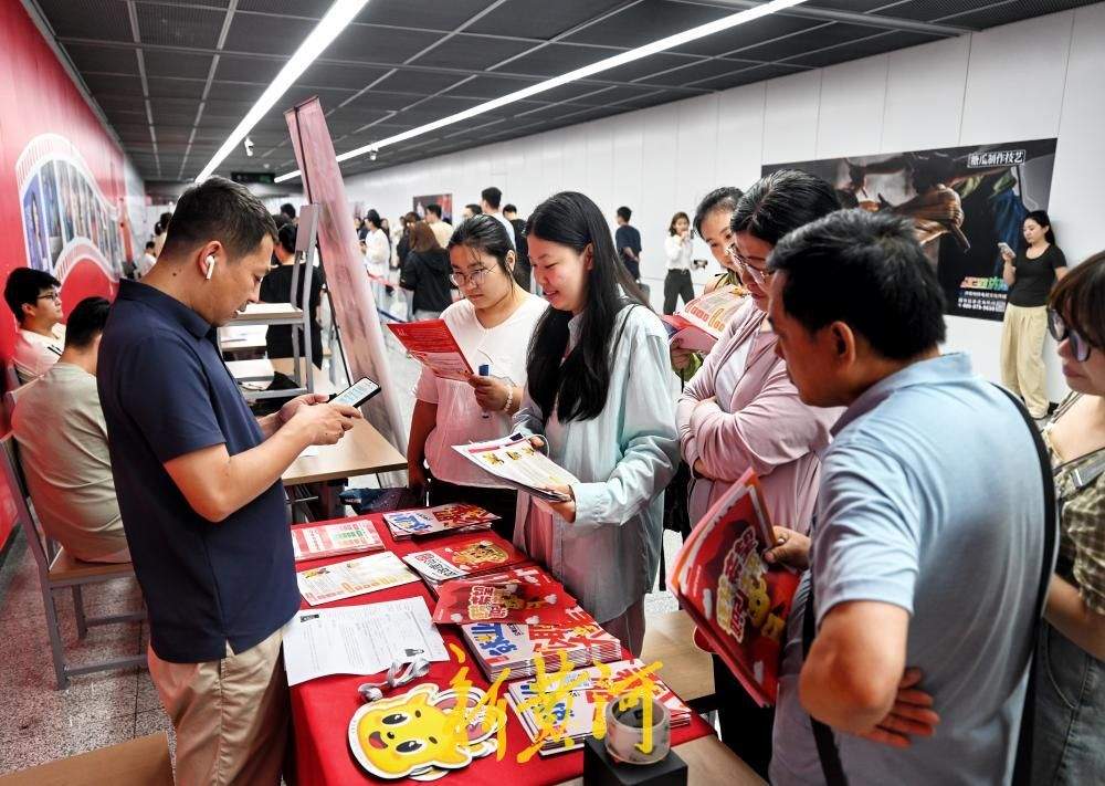 “泉城夜聘”济南首场地铁招聘夜市举行