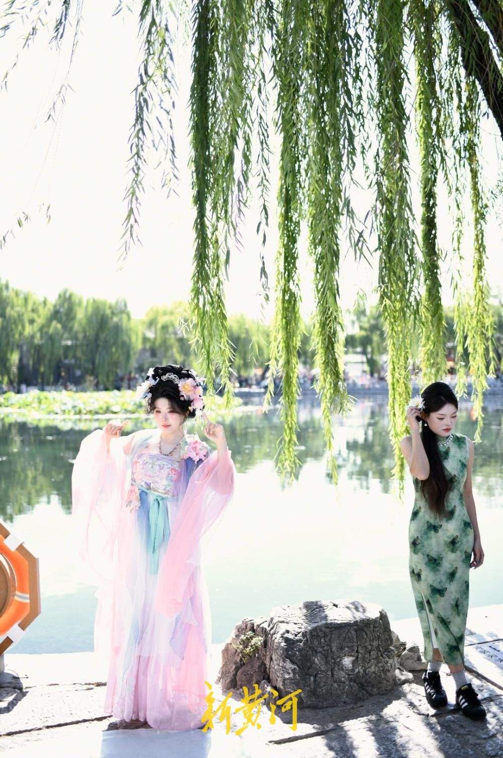 市民游客在济南明府城沉浸式打卡，汉服妆造与泉水老街巷成最美背景