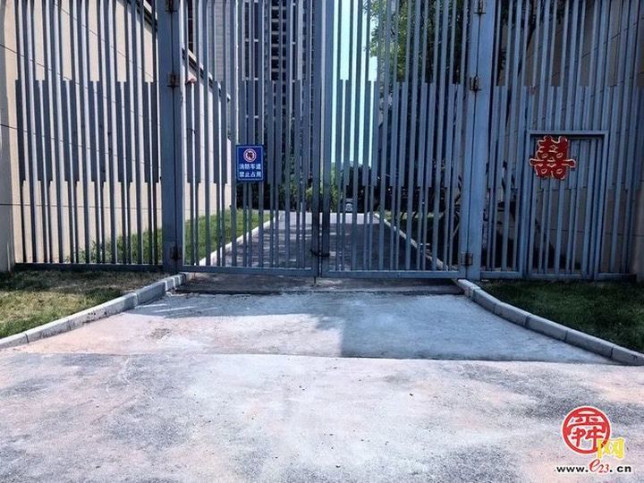 王舍人街道魅力之城社区:路面"微修补" 铺就居民"暖心路"