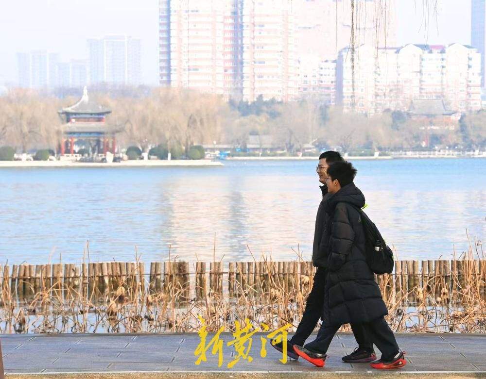 一年四季 泉在济南丨泉城气温回升 游客大明湖畔提前感受初春气息