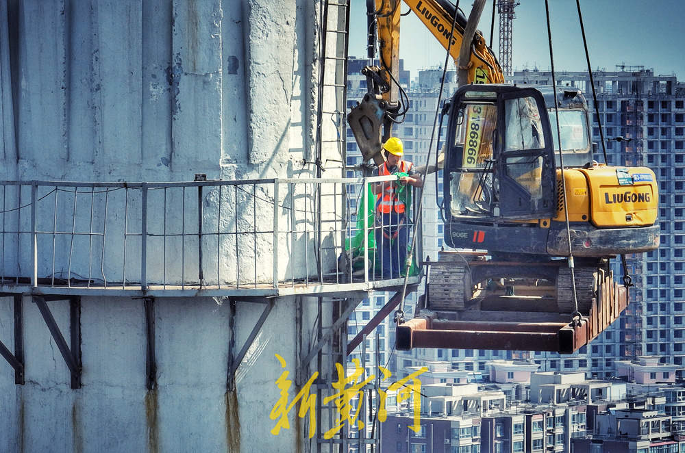 服务近40年的济南明湖热电厂正式关停，100米高烟囱实施机械拆除