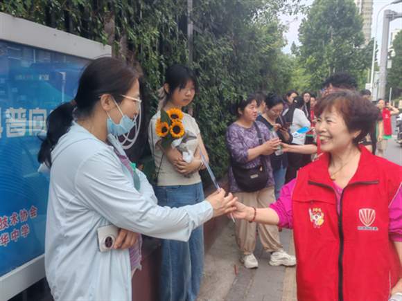 泉城反走私志愿者开展“爱心助考”活动