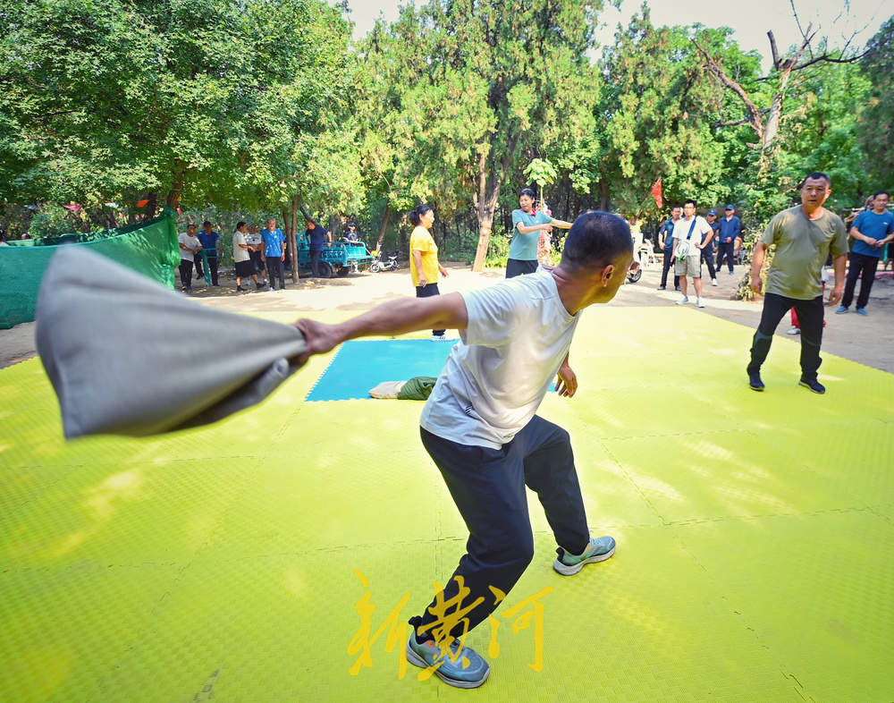 一“跤”高下，济南英雄山下再现摔跤名场面