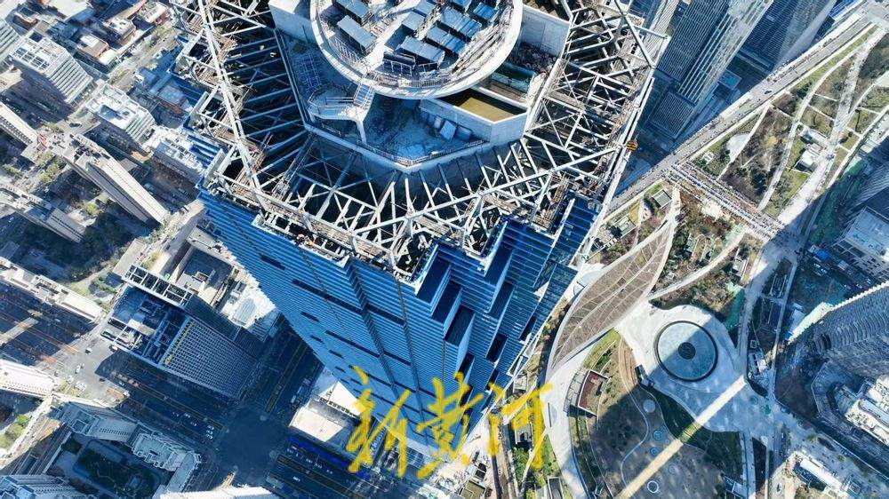 济南绿地山东国际金融中心塔冠幕墙安装推进，即将全面封顶