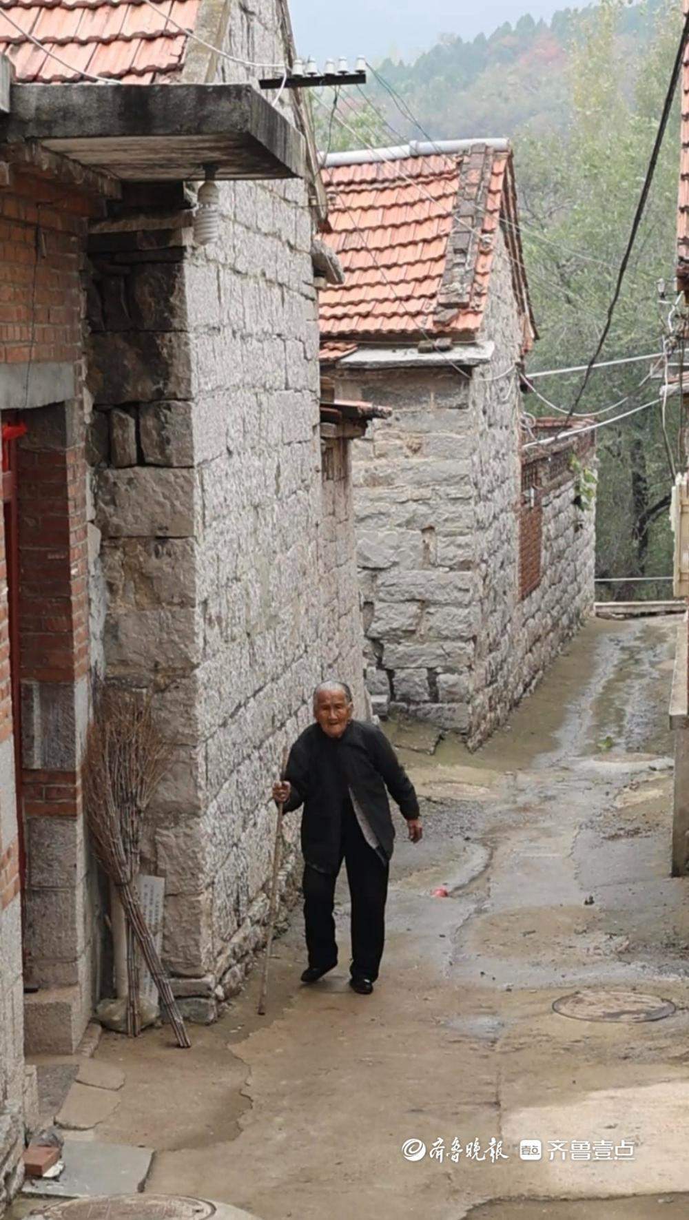 济南“90后”理发师去了100多个山村为老人理发：老人开心，也治愈了我