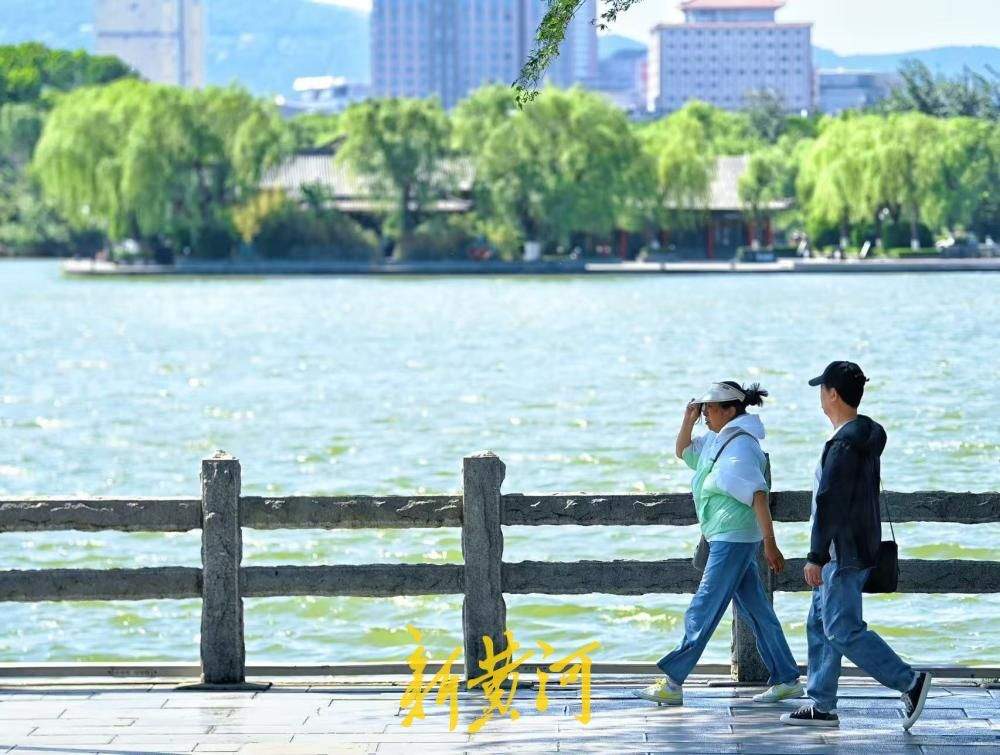 泉城迎大风天气，大明湖畔游人迎风赏湖享别样风光