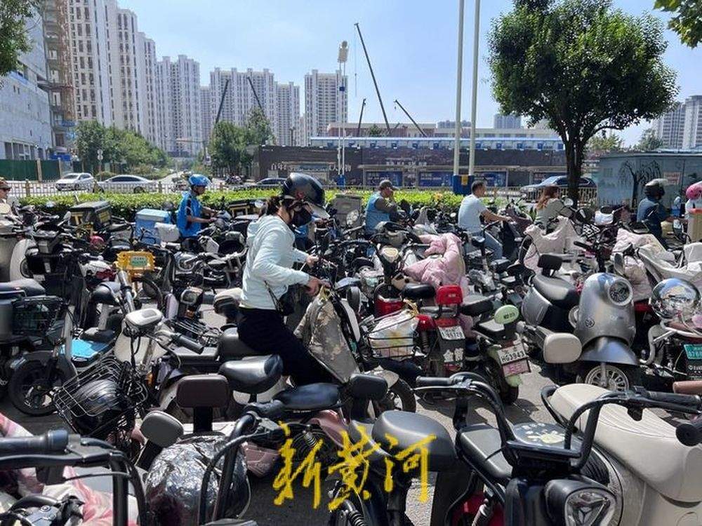 济南和谐广场南侧经十路辅道“车满为患”，5米宽道路仅容一人通行