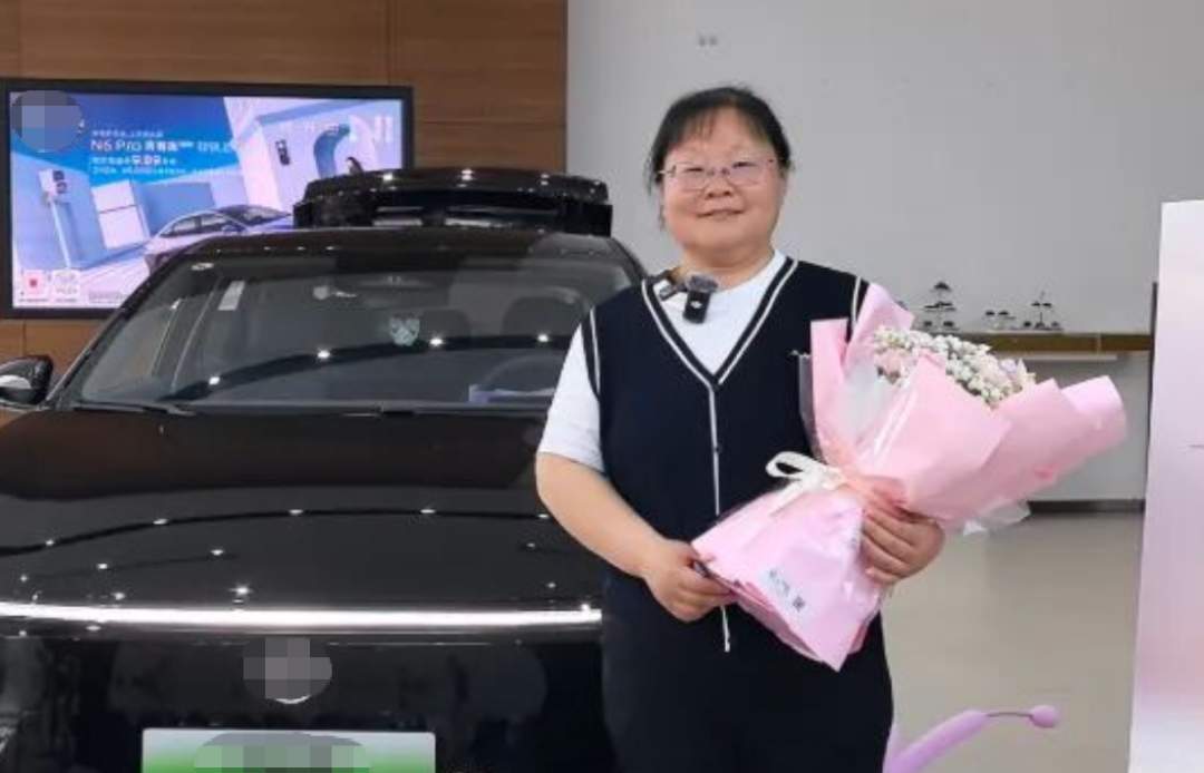 “顶车救人”女司机获赠新车，当场捐赠！