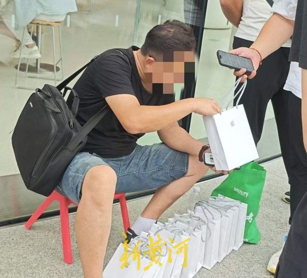 苹果、华为新机同日发售，溢价空间压缩iPhone黄牛“哭了”，三折叠手机等待时间“非常长”
