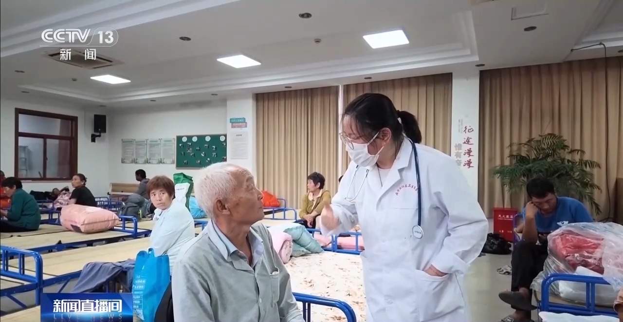 上海多区发布暴雨预警 转移安置保障到位