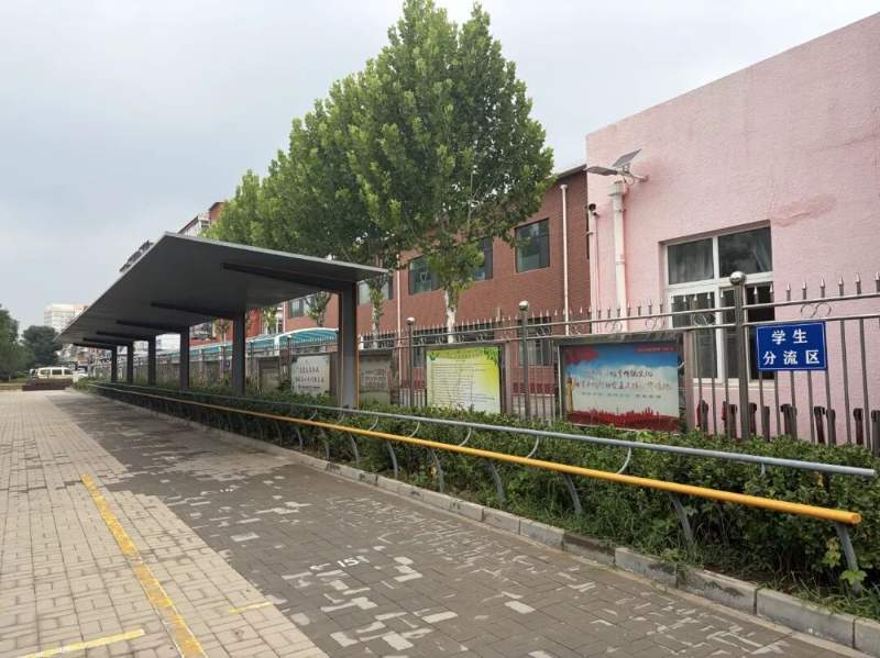“一根杆长椅”火了，网友点赞：建议全国推广
