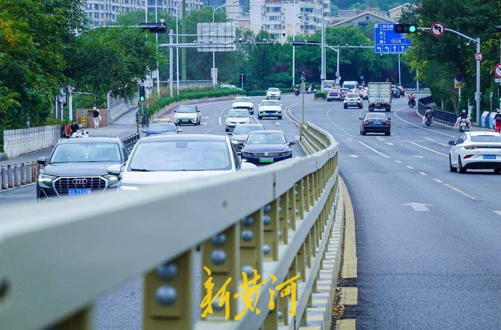 济南旅游路千佛山段加装隔离护栏，水泥墩底座配钢制护栏如长龙