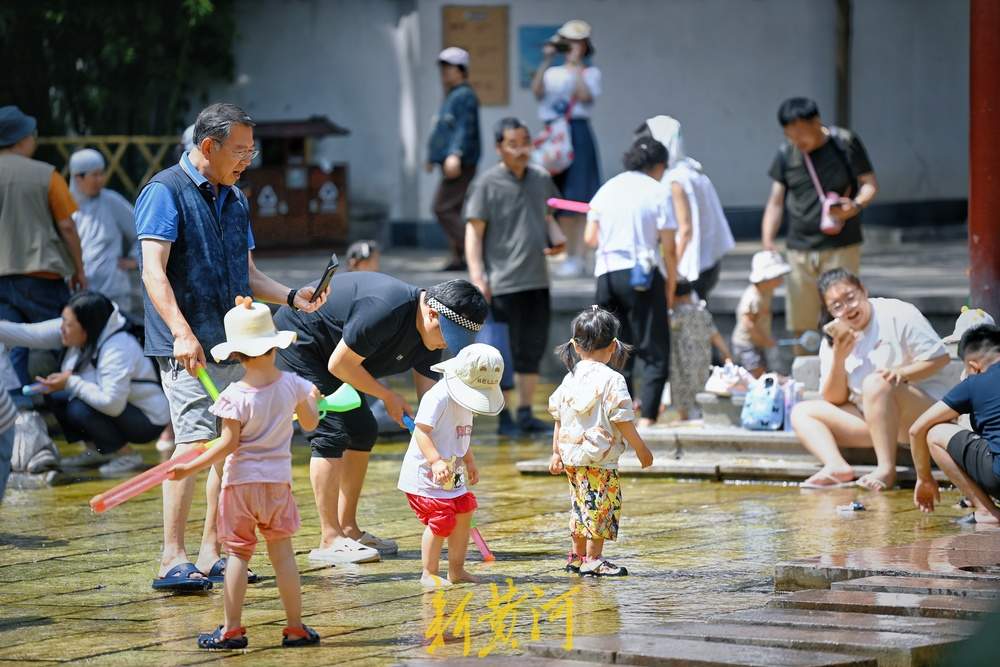 泉城发布高温橙色预警，市民泉畔戏水觅清凉