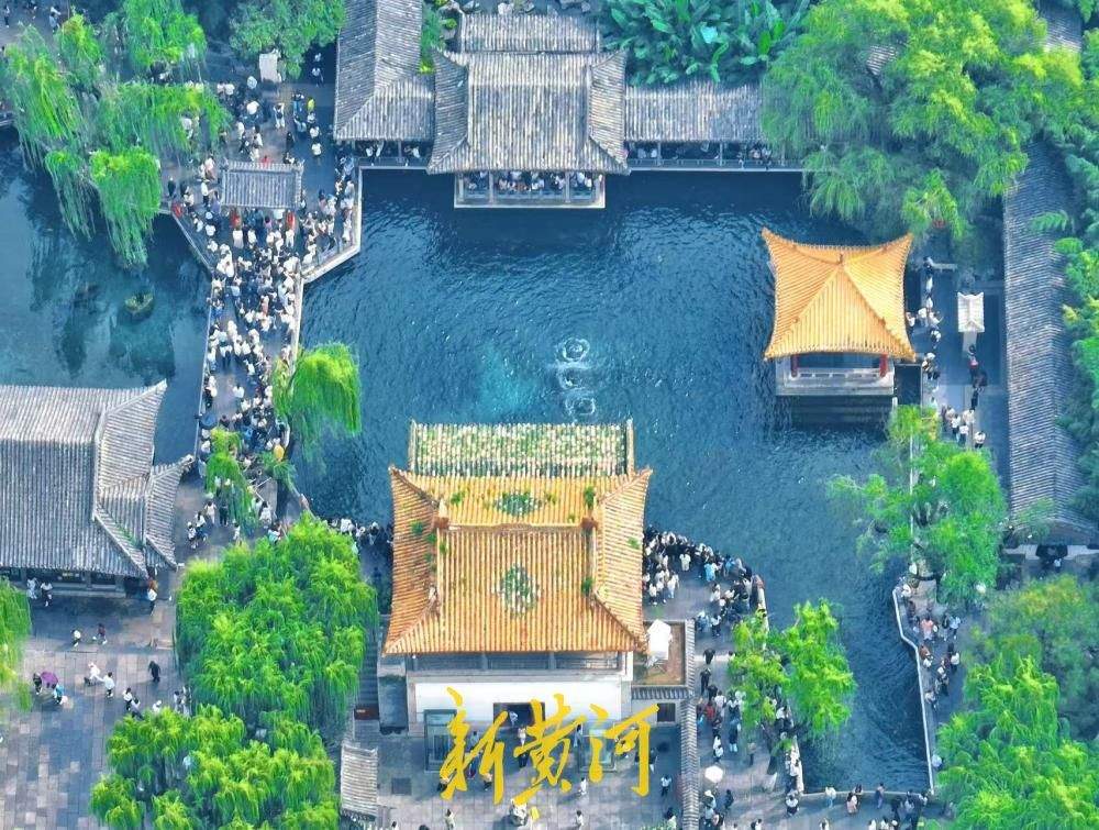 暑期收官遇盛景，趵突腾空醉游人