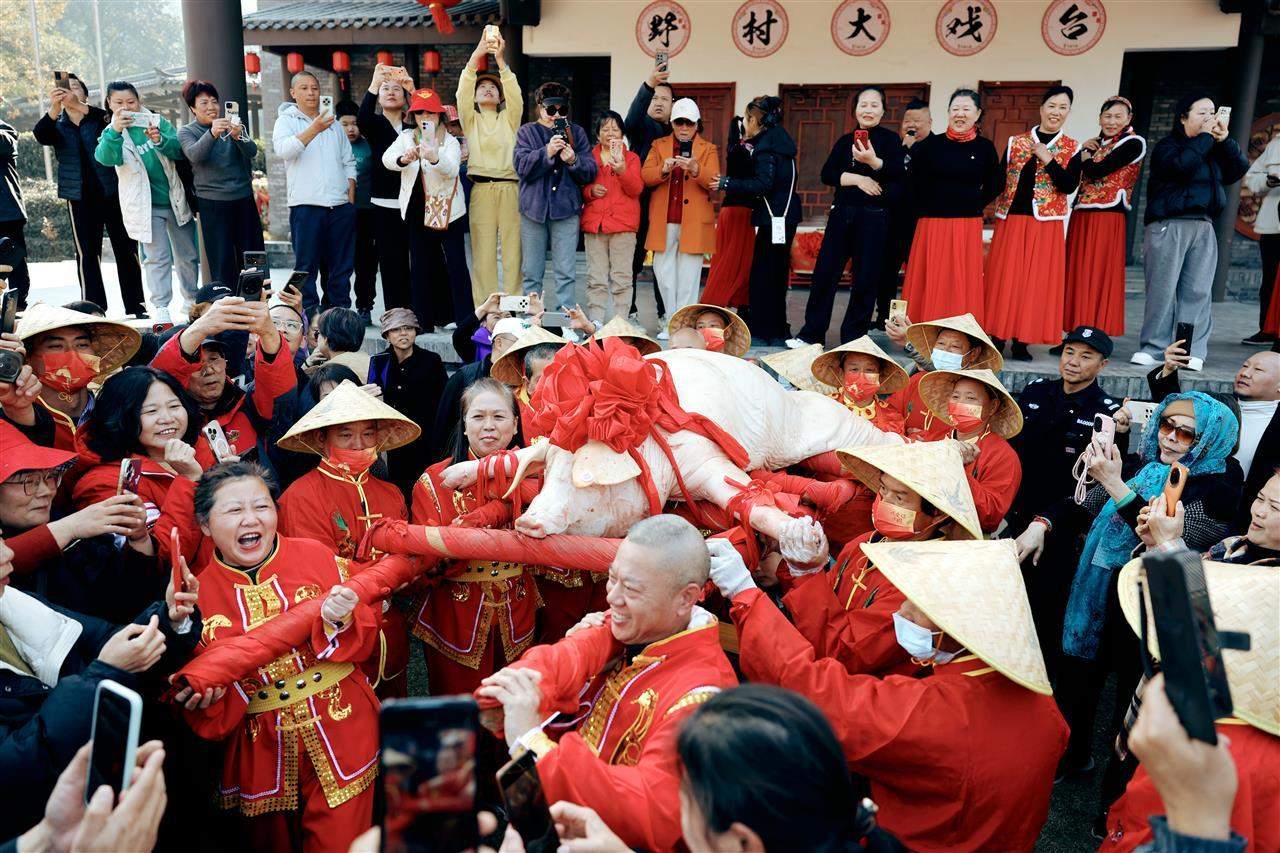 爆火！武汉一景区元旦推出年猪宴，千人共赴烟火年味