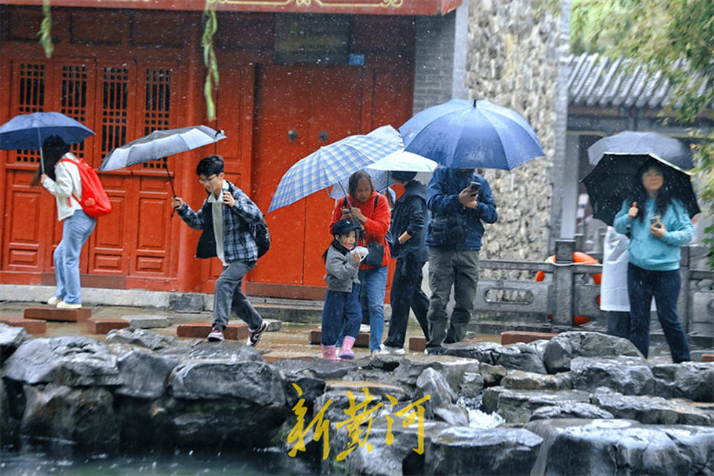 一年四季 泉在济南丨雨中“月牙飞瀑”势头更盛