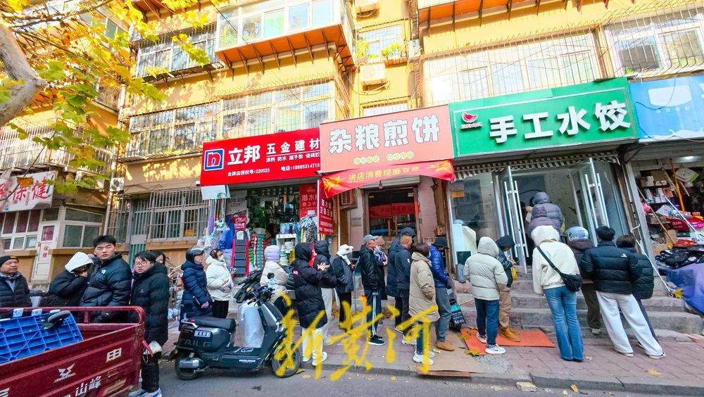 夫妻独创“琉璃地瓜”火爆出圈 社区小店排起网红长队