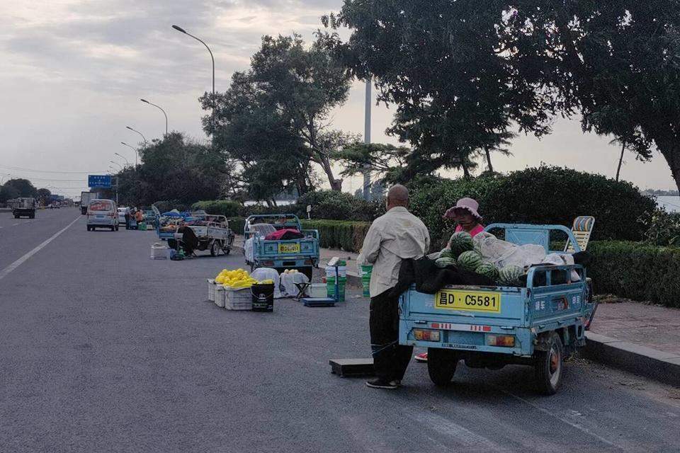 西瓜价格一周“拦腰斩”，供求关系失衡或为主因