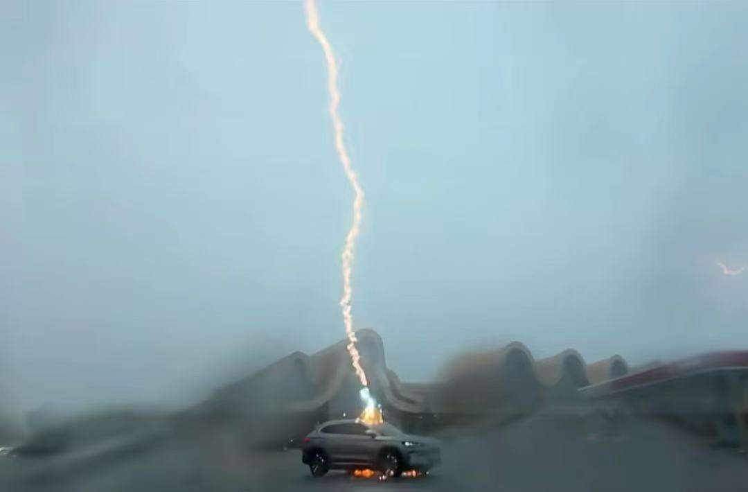 “遭雷劈”车主回应车辆被闪电击中：人和车都没事、没有乱发誓