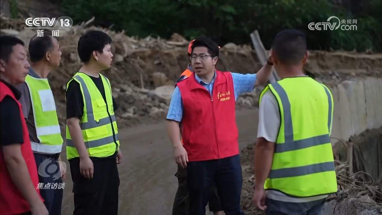 闻汛而动！党旗在防汛救灾一线高高飘扬