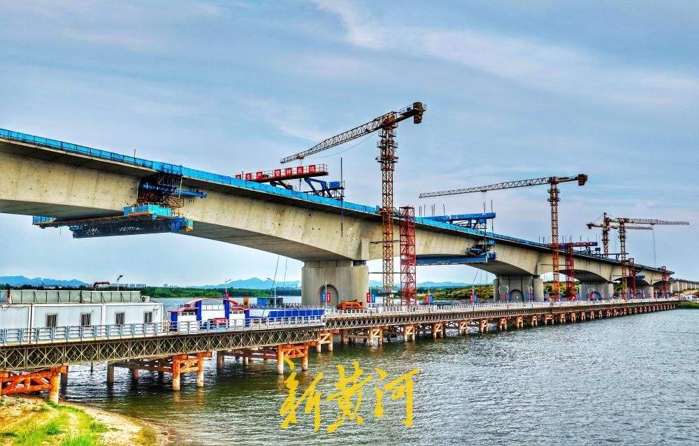 潍宿高铁至青岛连接线跨墙夼水库十万吨级特大桥成功合龙