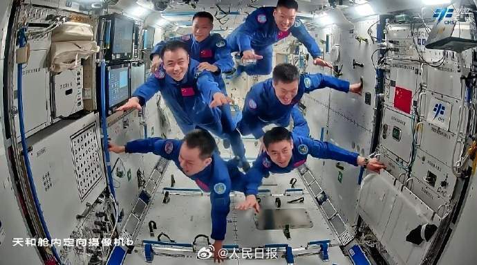现场画面！中国6名航天员空间站同框飞翔