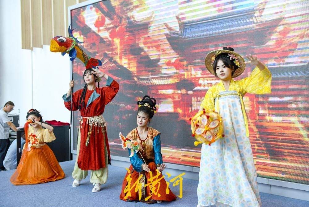济南：非遗雅韵中秋展演 汉服翩翩共赴穿越千年中秋之约