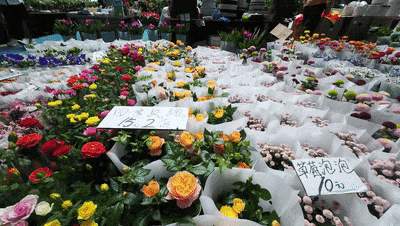 人人抱着鲜花上车！网友：全国“最香”高铁站在这里！