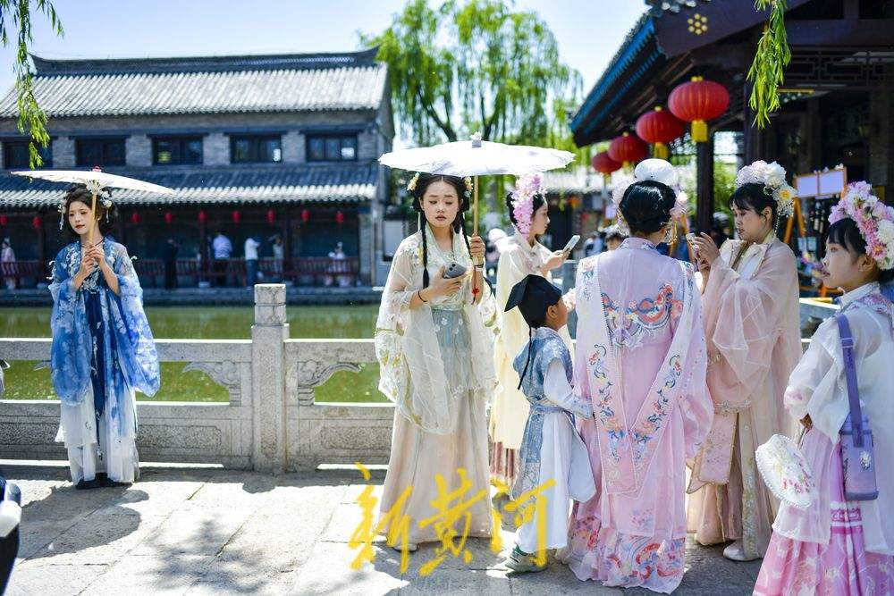 一年四季 泉在济南｜入乡随“服”，游客身着汉服沉浸式感受泉城人家文化韵味