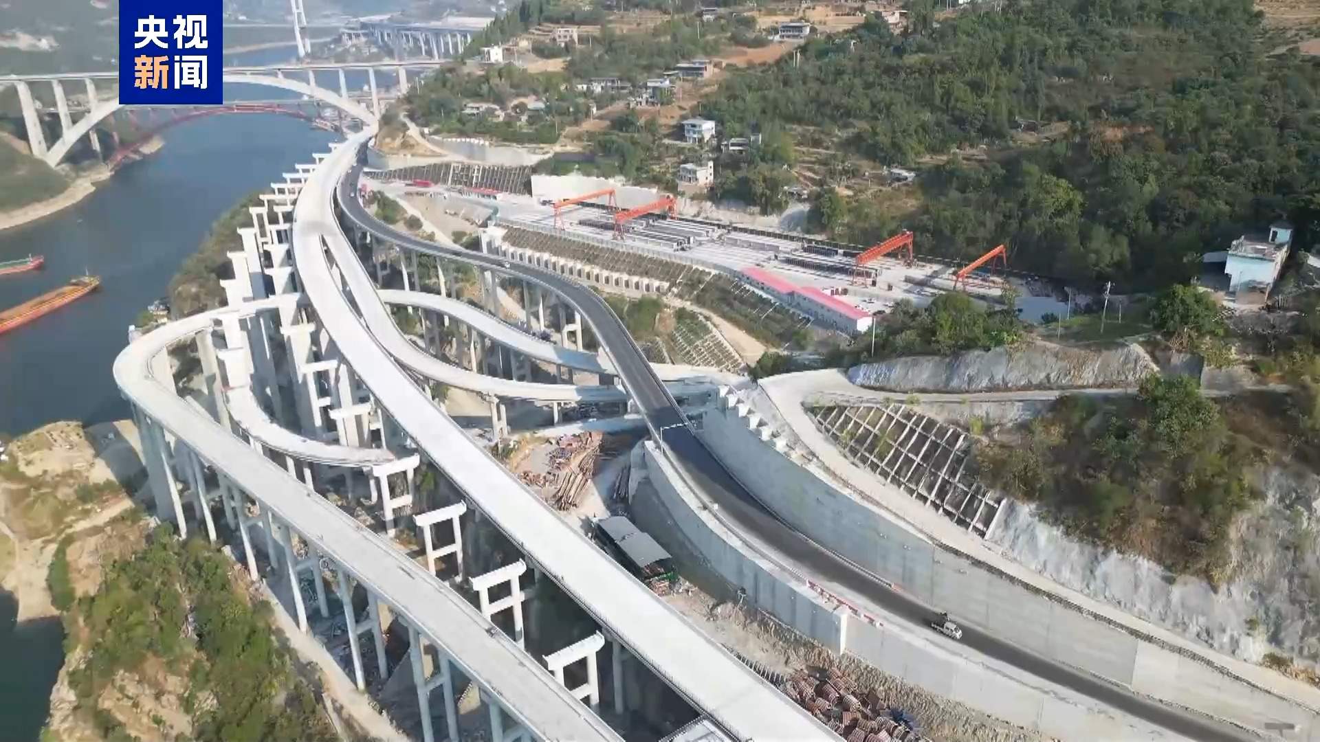 刷新世界桥梁跨度纪录 重庆奉建高速大溪河特大桥顺利合龙