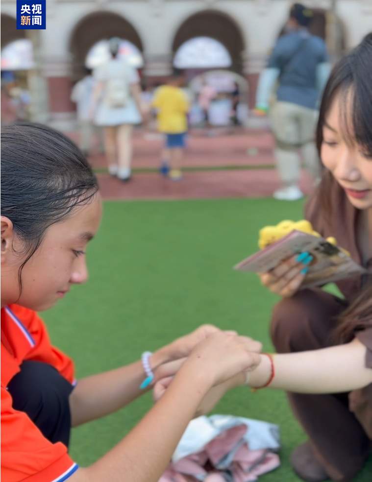 新疆女孩在天津偶遇了一个人 瞬间哭红双眼