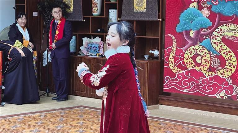 藏历新年暖潮:“一老一小”的幸福篇章