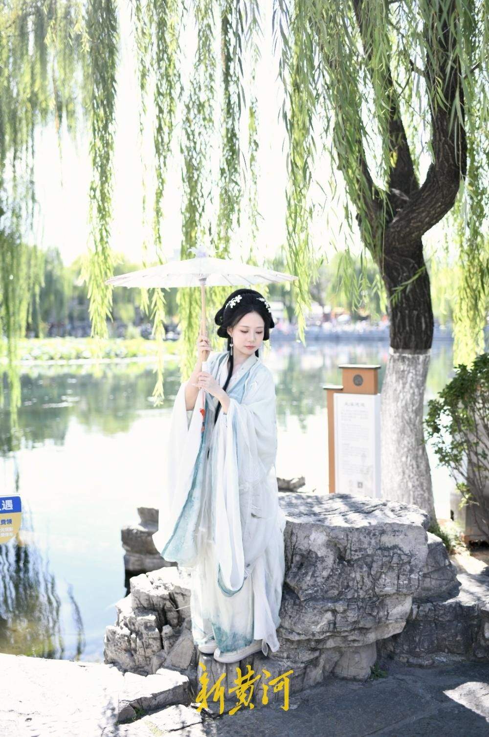 市民游客在济南明府城沉浸式打卡，汉服妆造与泉水老街巷成最美背景