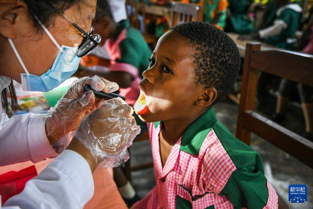 中国援喀麦隆医疗队在当地开展义诊活动