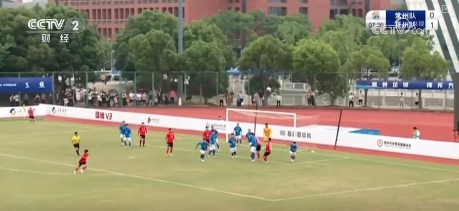 “大礼包”惠民跟着比赛去打卡 “苏超”走红燃动文创体育用品消费“热”力