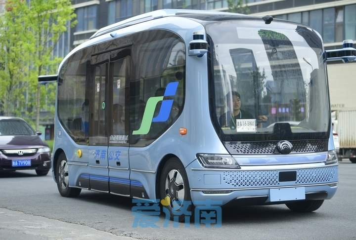 环绕“山、泉、湖、河、城”，济南自动驾驶公交车亮相中央商务区采集地图数据