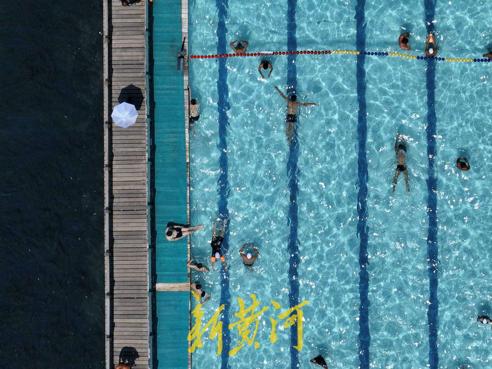 今日出伏 泉城高温持续 市民泉水浴场戏水享清凉