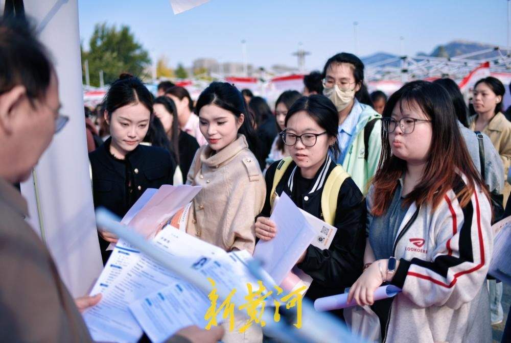 千岗聚校园 大型招聘会助力学子启航