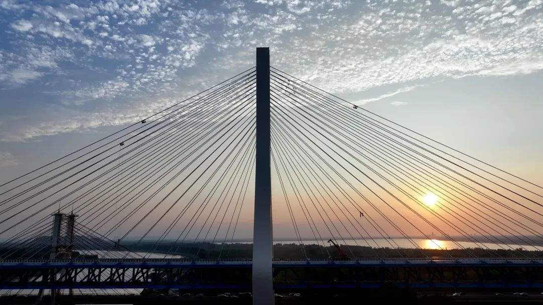 项目强省会｜桥上来了“蜘蛛人” 奏响济南黄河公路大桥奋进曲