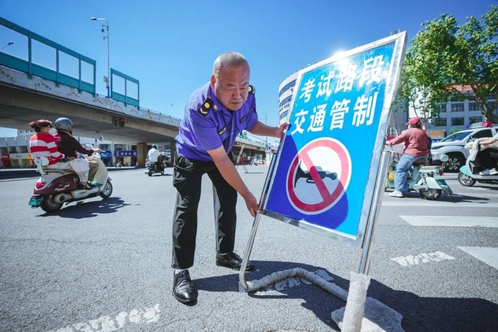 直击济南高考现场：教师爱心送考，多部门设“静音”护考